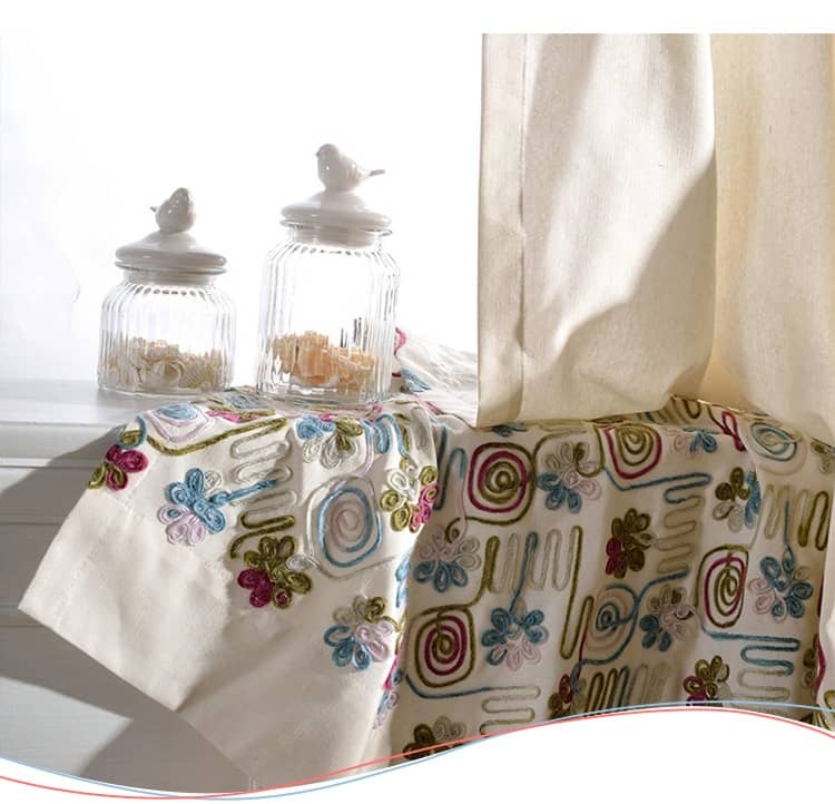 ベージュのドレープ生地に、かわいい毛糸の刺繡、おしゃれな雰囲気を作る