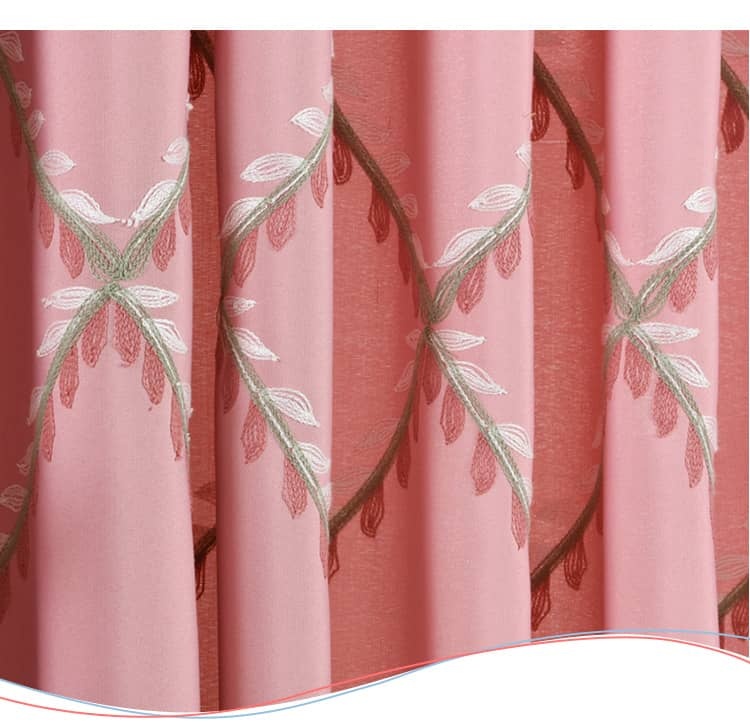 ピンクの生地、フエミニンなドレープカーテン