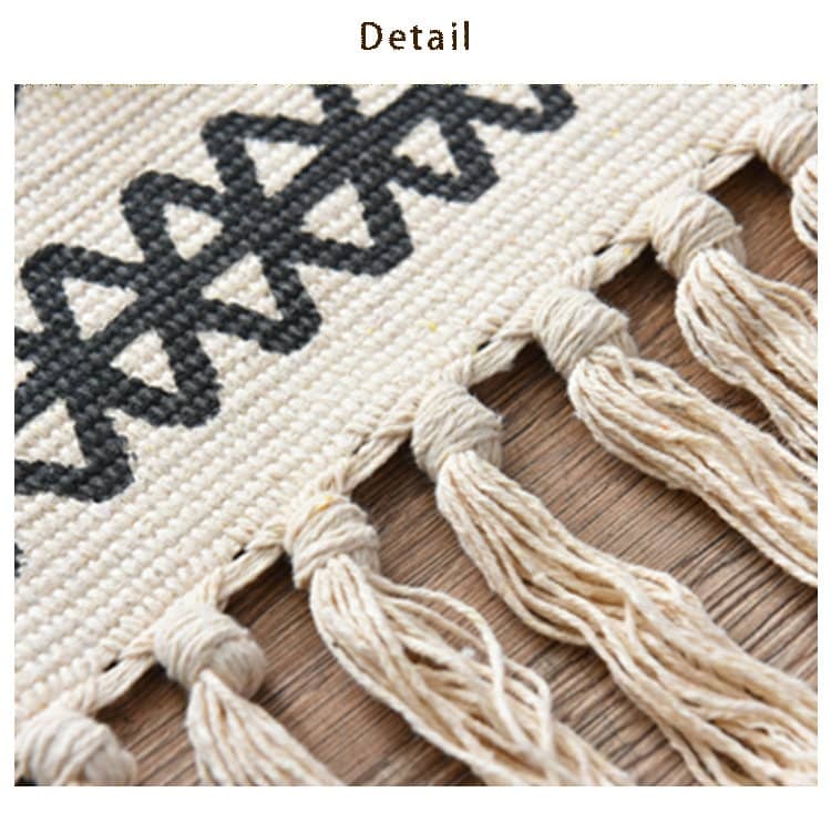一本一本糸を結び付けていく手織りの手法で織られる絨毯