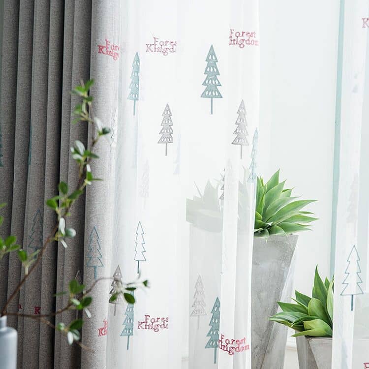 ”MUTUKIのドレープカーテン。可愛い木の刺繍柄、子供部屋にピッタリ。”/