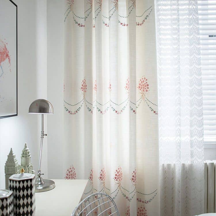 ”MUTUKIのドレープカーテン。可愛くて上品なデザイン、女性部屋におすすめ。”