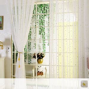 キュートな星月柄のレースカーテン