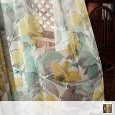 レトロな花柄のレースカーテン