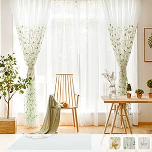 リーフを刺繍された美しいレースカーテン