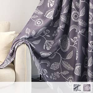 神秘感がある模様をプリントされたドレープカーテン