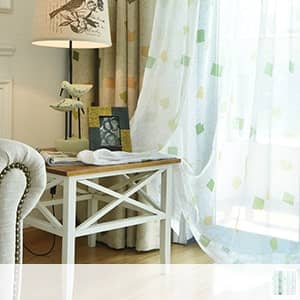 明るいチェック柄のレースカーテン