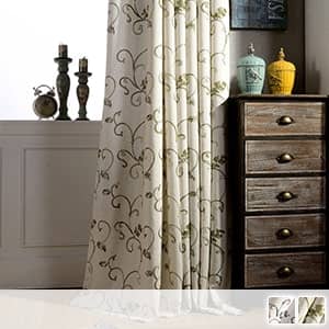 美しい植物を刺繍されたドレープカーテン