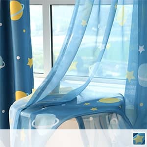 キュートな惑星柄のレースカーテン