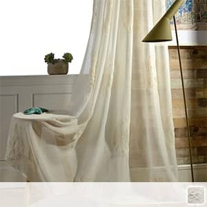 上品なレースカーテン