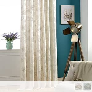 上品な刺繍を施されたドレープカーテン