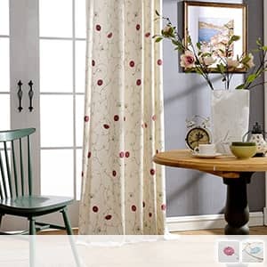 花柄を刺繍されたドレープカーテン