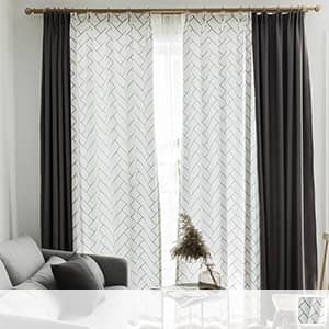 チェック柄と無地を組み合わせたドレープカーテン