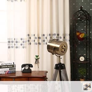 キュートな花柄を刺繍されたドレープカーテン