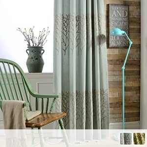 木柄を刺繍されたドレープカーテン