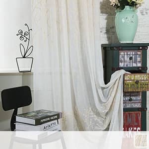 木柄を刺繍されたレースカーテン