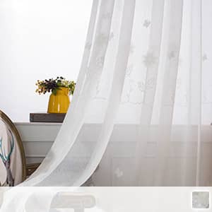 楽しさが溢れる花模様を刺繍されたレースカーテン