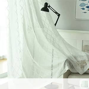 シンプルなチェック柄のレースカーテン