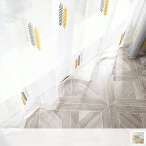 麦穂の刺繍を施されたレースカーテン