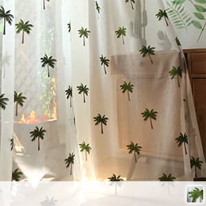 椰子の木を刺繍されたレースカーテン