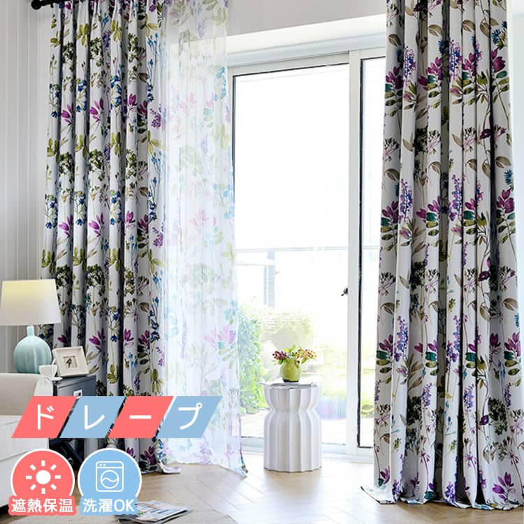 裾から伸びるフラワーモチーフのカーテン