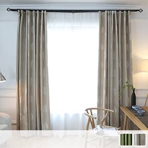 裾から伸びるリーフモチーフのカーテン