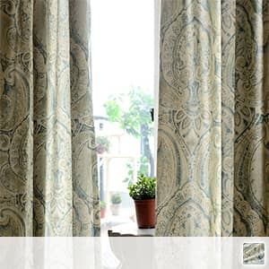 レトロな模様をプリントされた綿混素材ドレープカーテン