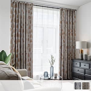 杉模様をプリントされたドレープカーテン