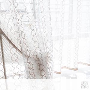 枝のような柄模様のカーテン