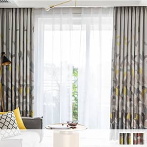 裾から伸びるリーフモチーフカーテン