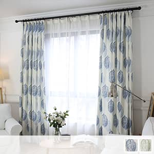 シンプルなリーフ柄のドレープカーテン