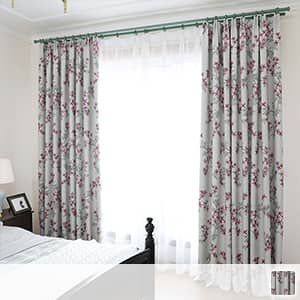 小柄のお花柄のカーテン