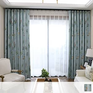 生地に様々な花柄がプリントされのカーテン