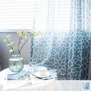 大胆なラインで組み合わせた幾何柄レースカーテン