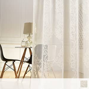 ダマスク柄刺繍を施したレースカーテン