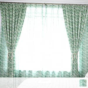 緑が溢れるリーフ柄のレースカーテン