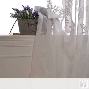 リーフモチーフの刺繍