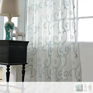 柔らかいデザインのレースカーテン