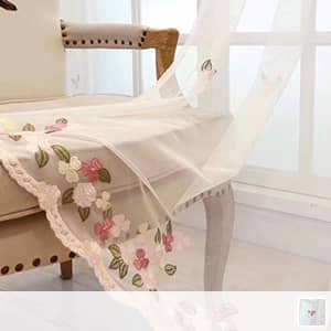 スカラップ状の裾に可愛らしい花刺繍