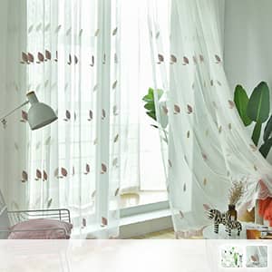軽やかなリーフをイメージしたレースカーテン