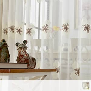 純白なホワイト小花の刺繍のレースカーテン