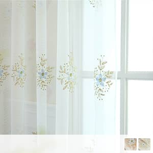 淡く上品な色糸で刺繍を施した花柄のレースカーテン