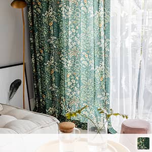 グリーンの植物柄のドレープカーテン