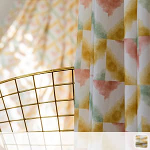 明るい幾何柄がプリントされたドレープカーテン