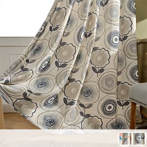 明るい幾何柄がプリントされたドレープカーテン