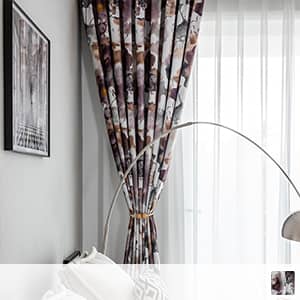 フンワリとした水彩画で描かれたドレープカーテン