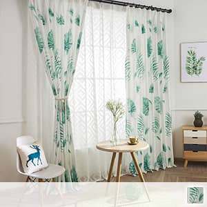 水彩画のようなタッチで描かれたドレープカーテン