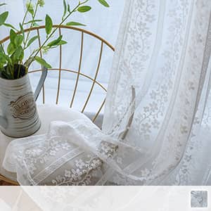 小花をシルエットでデザインしたレースカーテン