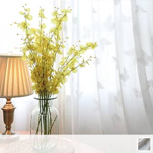 ゆらゆら蝶々が舞っている模様を刺繍したレースカーテン