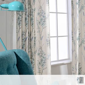 水彩画で描かれた大人デザインなフラワープリントしたドレープカーテン