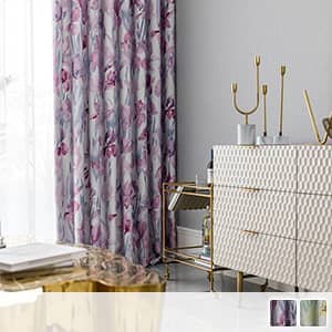 優雅な水彩画で描かれた花柄のドレープカーテン